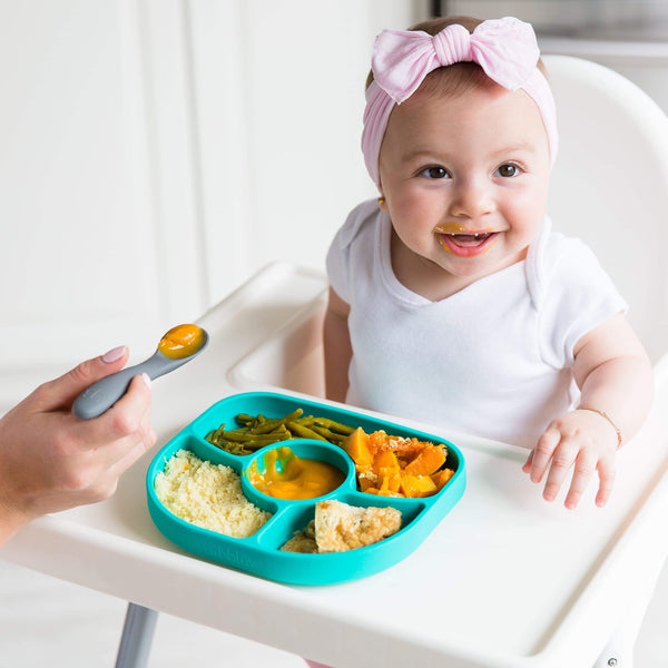 Assiette-anti-dégât-cuillère-en-silicone-bleue-bbluv-bébé-petite-fille-qui-mange